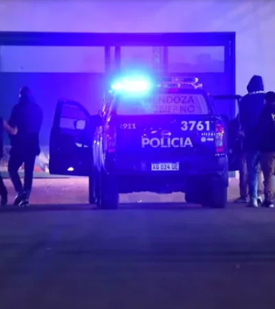 Así llegaban anoche los jugadores de la Selección de Rugby de Francia al Polo Judicial de Mendoza.