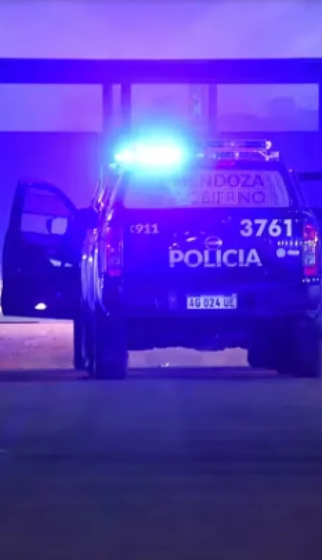 Así llegaban anoche los jugadores de la Selección de Rugby de Francia al Polo Judicial de Mendoza.