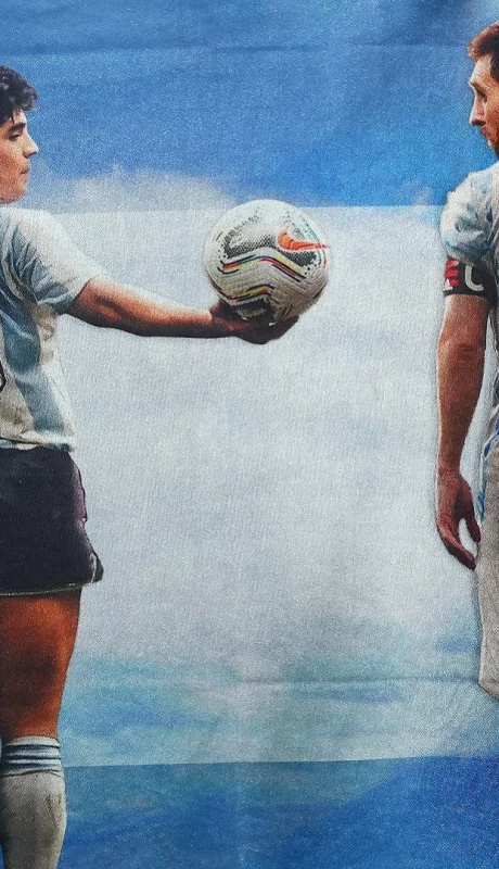 Diego Maradona y Lionel Messi con la mítica 10 argentina.