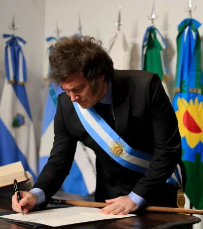 Javier Milei en la firma del Pacto de Mayo.
