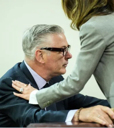 Alec Baldwin fue beneficiado con la decisión de la magistrada, quien anuló el juicio