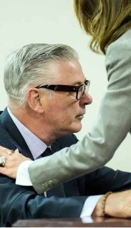 Alec Baldwin fue beneficiado con la decisión de la magistrada, quien anuló el juicio