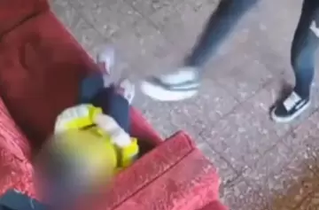 Detienen a una mujer de 21 años por golpear brutalmente a su hija de 4 años