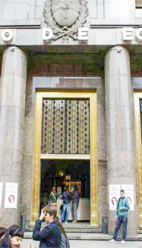 En el Gobierno proyectan una inflación más baja y no frenar la salida de la recesión