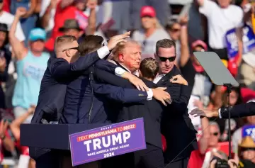 Herido en la cara, Donald Trump debió ser evacuado de un mitin en Pensilvania