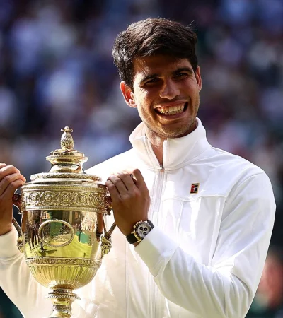 El español levantó el trofeo de Wimbledon