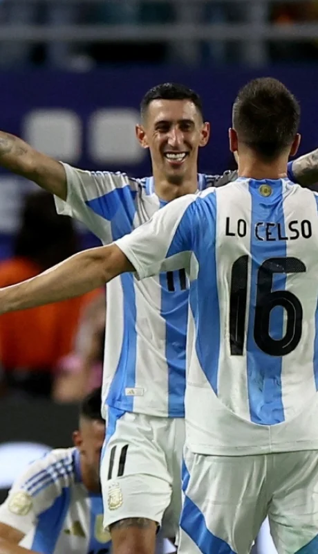 El emocionante abrazo entre Di María y Gio Lo Celso