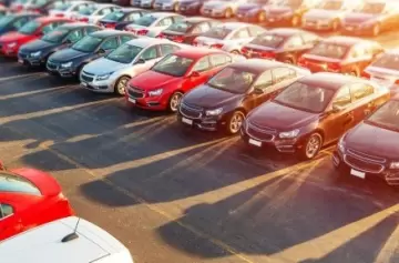 Venta de autos usados cayó en junio: concesionarios le prenden velas al dólar blue