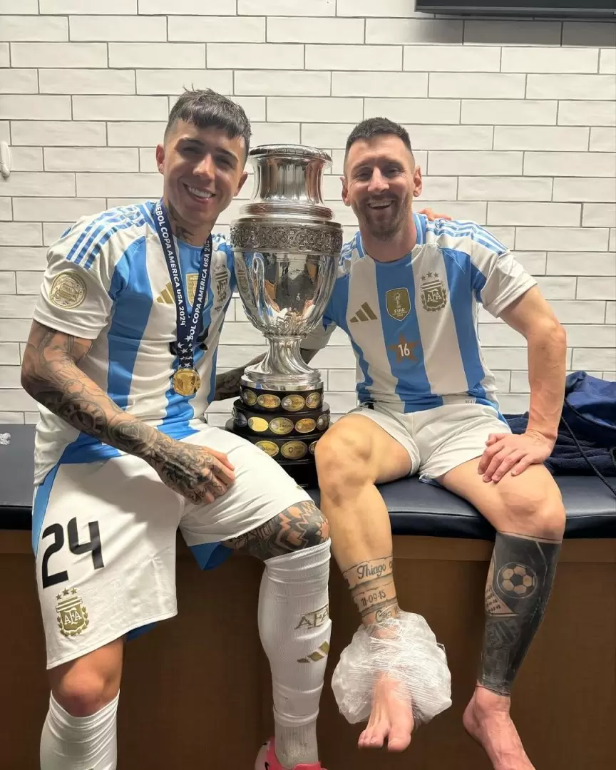 Enzo Fernández junto a Leo Messi en la intimidad del vestuario argentino