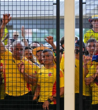 Hinchas colombianos esperando para ingresar a la final