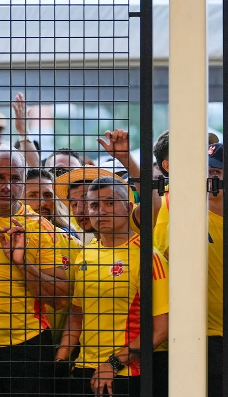 Hinchas colombianos esperando para ingresar a la final