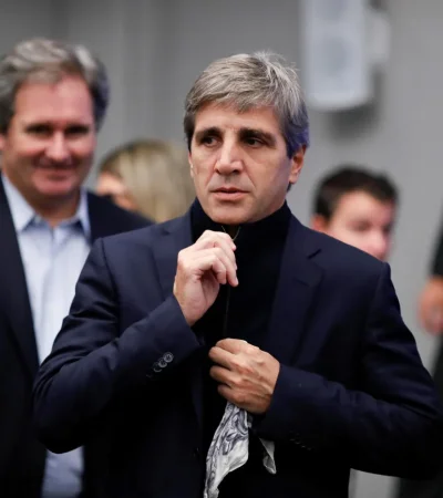 Luis Caputo enfrenta una fuerte apuesta por el rumbo económico.