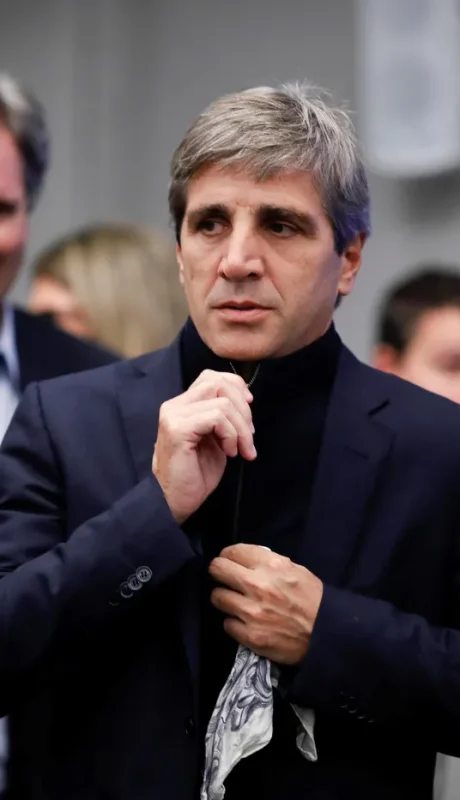 Luis Caputo enfrenta una fuerte apuesta por el rumbo económico.