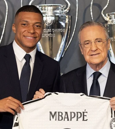 Mbapeé junto al titular madridista.