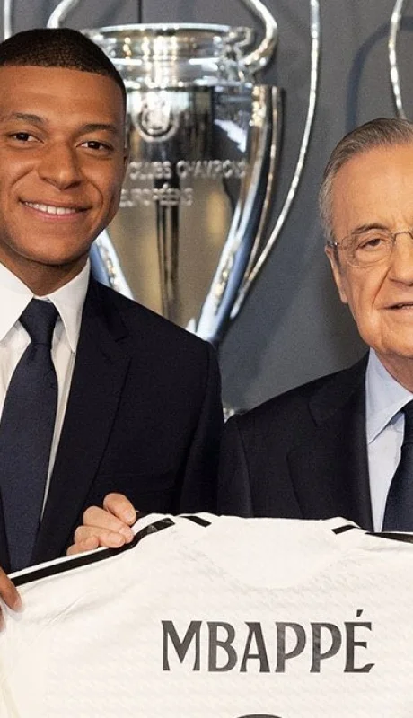 Mbapeé junto al titular madridista.