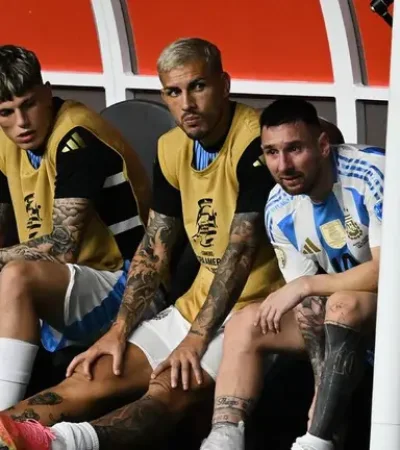 Messi llora en el banco junto a Paredes y Garnacho