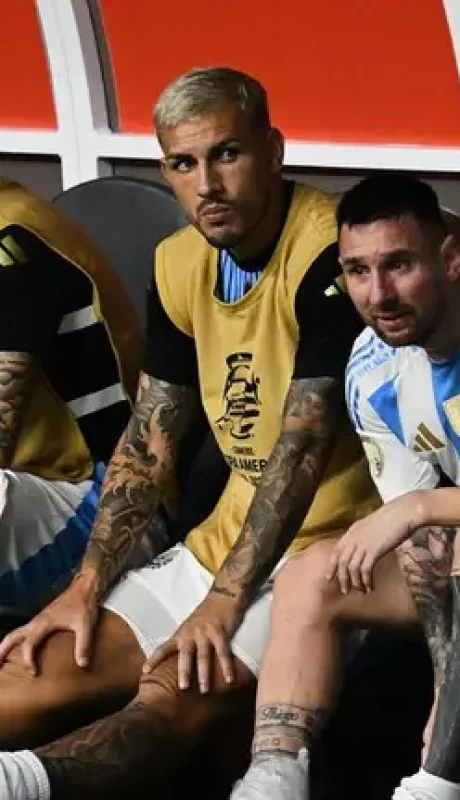 Messi llora en el banco junto a Paredes y Garnacho