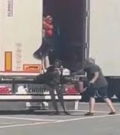 La actitud brutal del camionero quedó grabada en un video.
