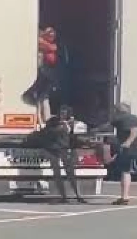 La actitud brutal del camionero quedó grabada en un video.