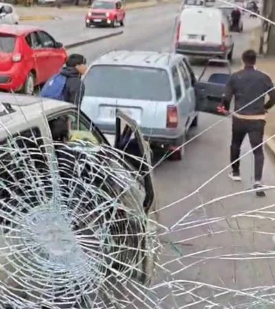 Video: conductor descontrolado ataca a un colectivero con un trabavolante