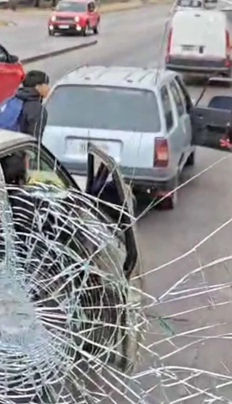 Video: conductor descontrolado ataca a un colectivero con un trabavolante