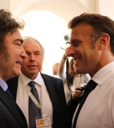Javier Milei y Emmanuel Macron en la cumbre del 67 en Italia.