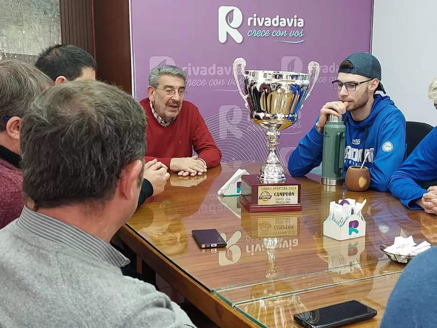 El intendente Ricardo Mansur recibió al plantel de Rivadavia.