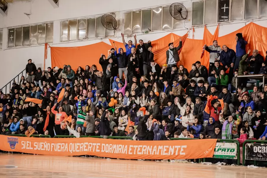 El público fiel de Rivadavia. FOTO: Abril Capeloni