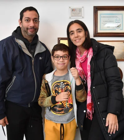 Faustino Oro junto a su papá y mamá
