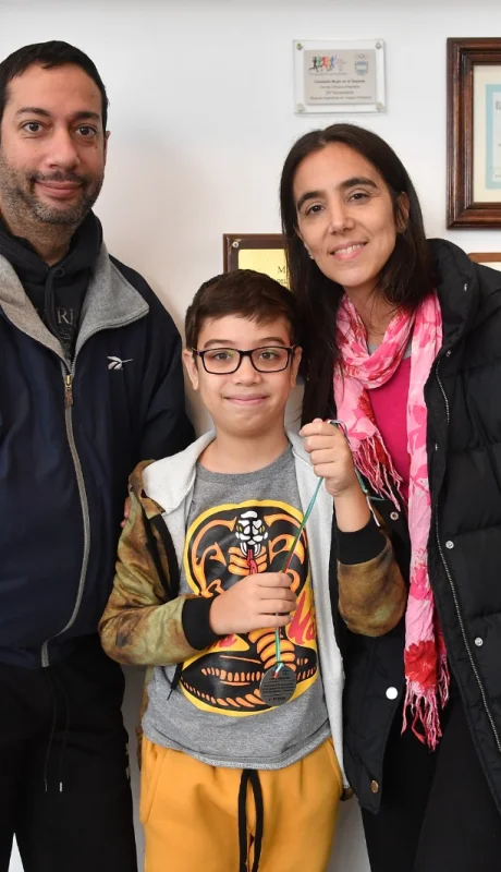 Faustino Oro junto a su papá y mamá