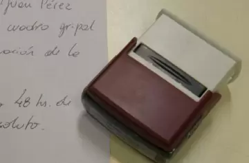 Arrestan a psicólogo por fraude con más de 800 certificados médicos