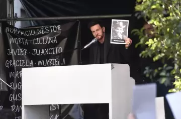 Axel cantó en el acto por el 30º aniversario del atentado a la AMIA