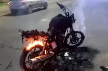 Un hombre incendió su moto durante un control de tránsito en Rosario