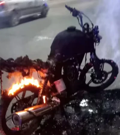 Moto incendiada