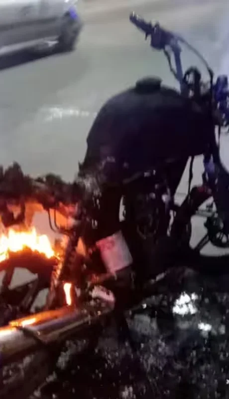 Moto incendiada