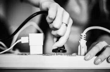 Qué dispositivos jamás debes enchufar en una 'zapatilla' eléctrica