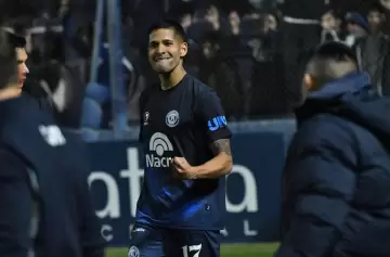 La Lepra se sacó la mochila y ganó en casa