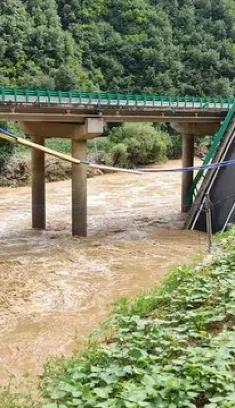 Se derrumbó un puente sobre el río Jianqin