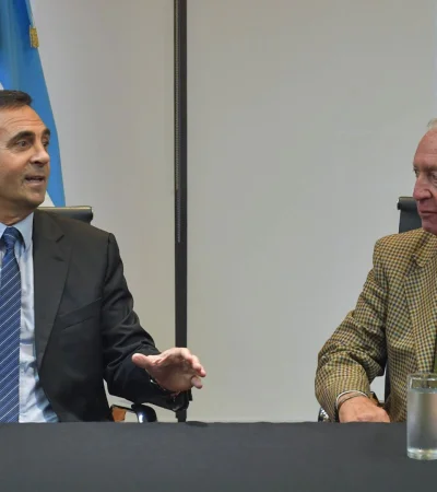 El secretario de Trabajo Julio Cordero con el titular de la UIA, Daniel Funes de Rioja.