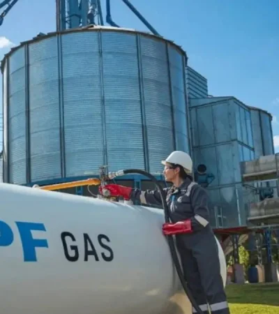 Milei cargó duro contra Kicillof por el proyecto de una planta de gas licuado