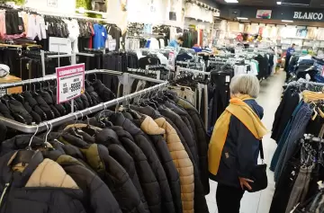 Liquidan ropa de invierno con importantes descuentos en plena temporada