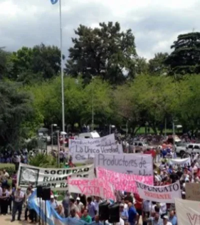 Imagen de archivo: protesta de vitivinícolas frente a la Casa de Gobierno de Mendoza en enero de 2015.