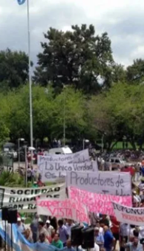Imagen de archivo: protesta de vitivinícolas frente a la Casa de Gobierno de Mendoza en enero de 2015.