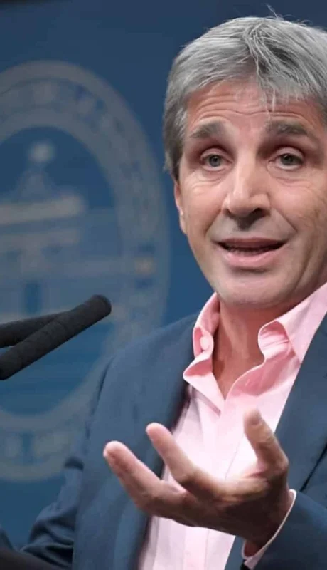 Caputo respondió críticas por cuentas afuera tras comentarios sobre dólares e impuestos