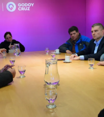 Diego Costarelli durante la reunión con los vecinos de Godoy Cruz que reclaman Justicia tras el mortal accidente.