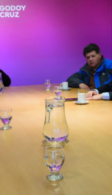 Diego Costarelli durante la reunión con los vecinos de Godoy Cruz que reclaman Justicia tras el mortal accidente.