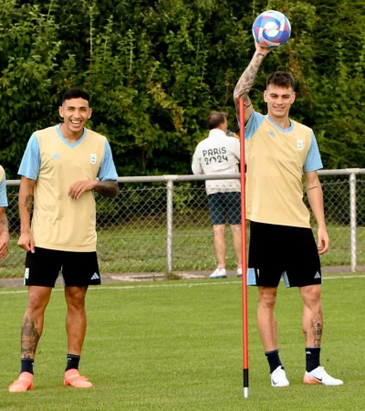 Nicolás Otamendi junto a sus compañeros