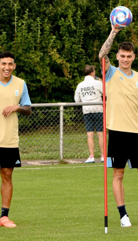 Nicolás Otamendi junto a sus compañeros