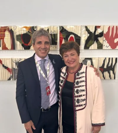 Luis Caputo con la titular del FMI, Kristalina Georgieva.