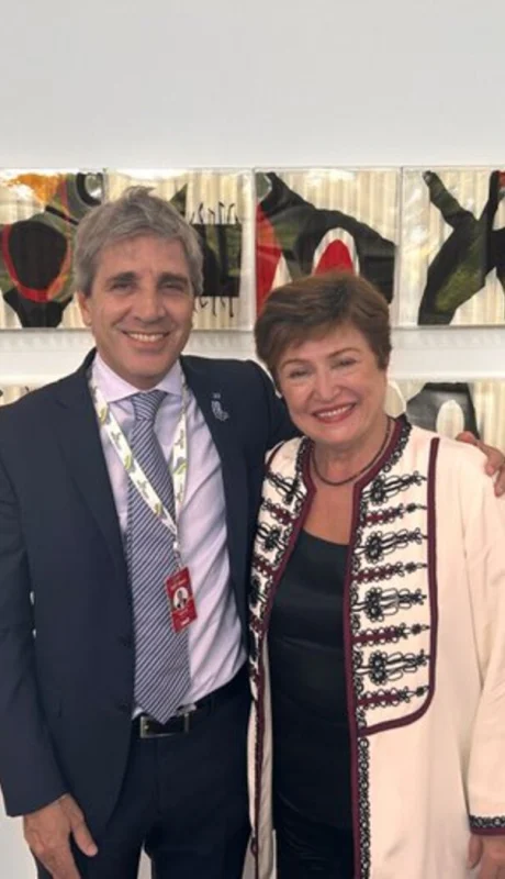 Luis Caputo con la titular del FMI, Kristalina Georgieva.